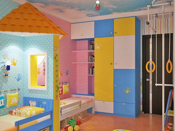 habitación para niños con huellas de manos coloridas