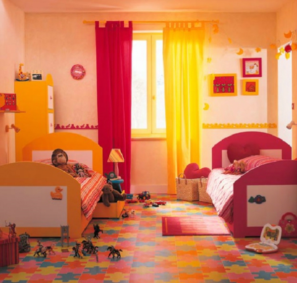 La habitación de los niños cortinas completamente en amarillo y rojo