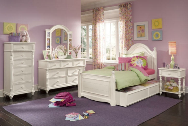 детска стая момиче лилав килим дрешник лилави стени