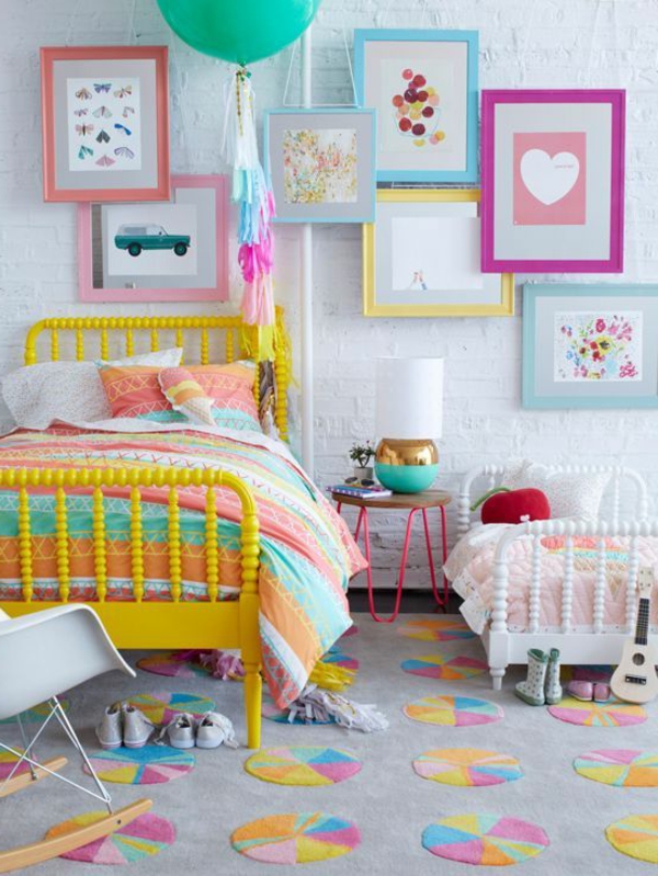 стаята на детската стая за момичета в жълто легло цветен килим