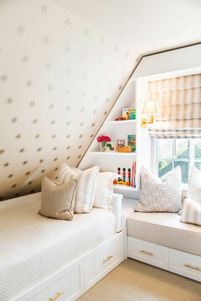 børns værelse med skrånende senge kaste pude grafisk mønster væg hylder væg tapet stjerner
