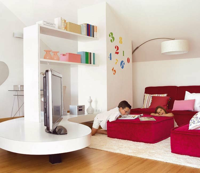 παιδικό δωμάτιο με λοξό τόξο λυχνία δαπέδου φωτιστικό αίθουσα διαχωριστικό ράφια τηλεόρασης μπουφέ ματζέντα