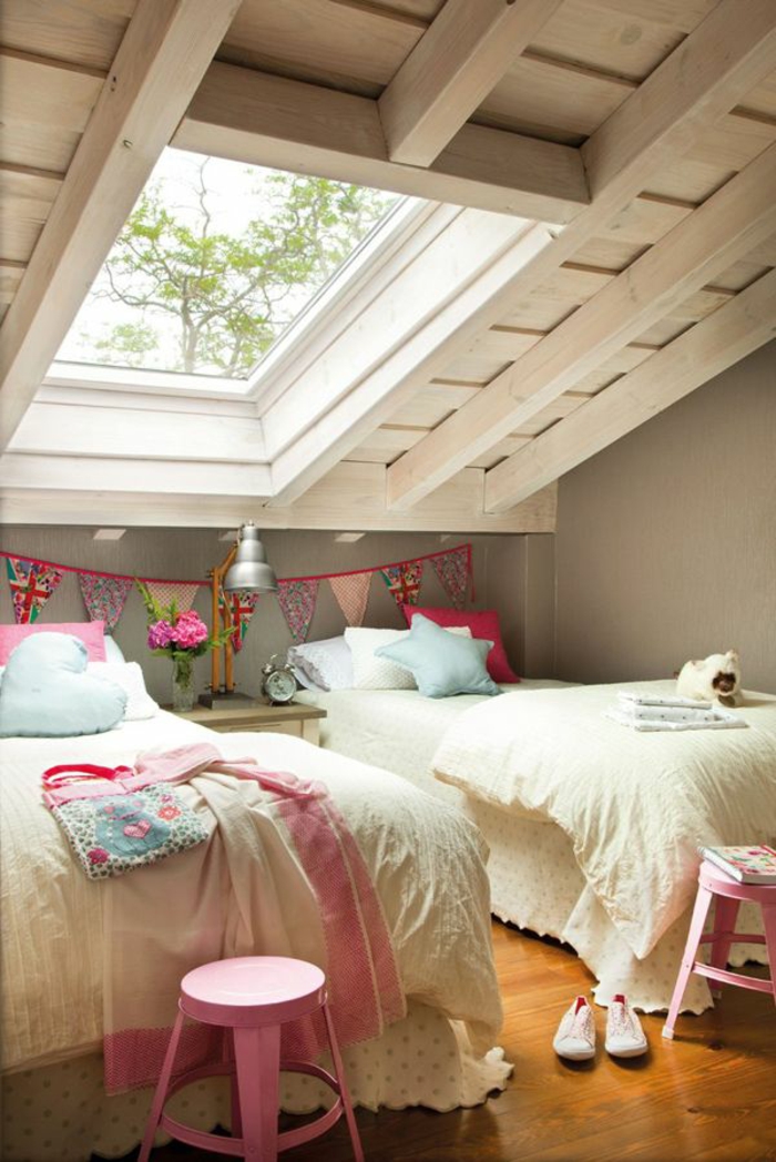детска стая с тапицирани тавански легла мансардни тавани на покрива розови табуретки