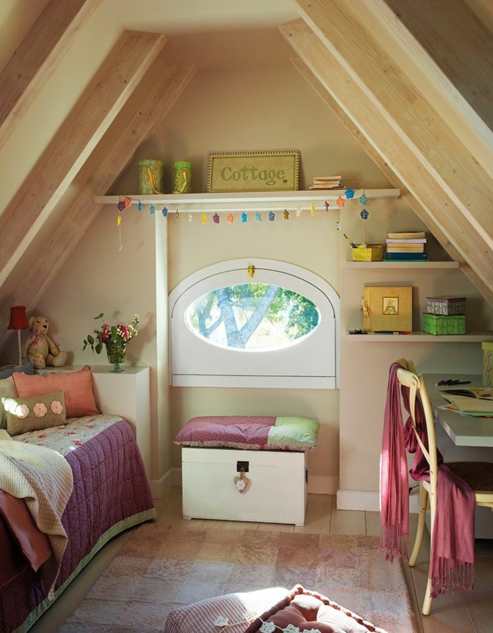 vaikų kambarys su šlaitinėmis palėpės palėpės stalais lovų sienų lentynose