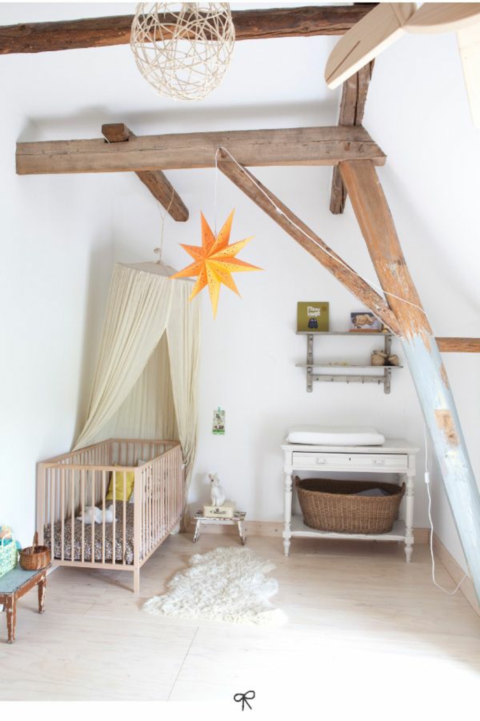 vaikiškas kambarys su iškirptomis lubomis natūralaus medžio lovelę, avikailį, vytelių krepšelį, senovinių darželį