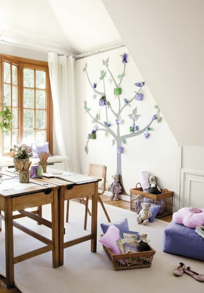 vaikų kambarys su stogo aikštėmis, namų dekoro stalai, kėdės, sienų apdailos sienų lipdukai, medis