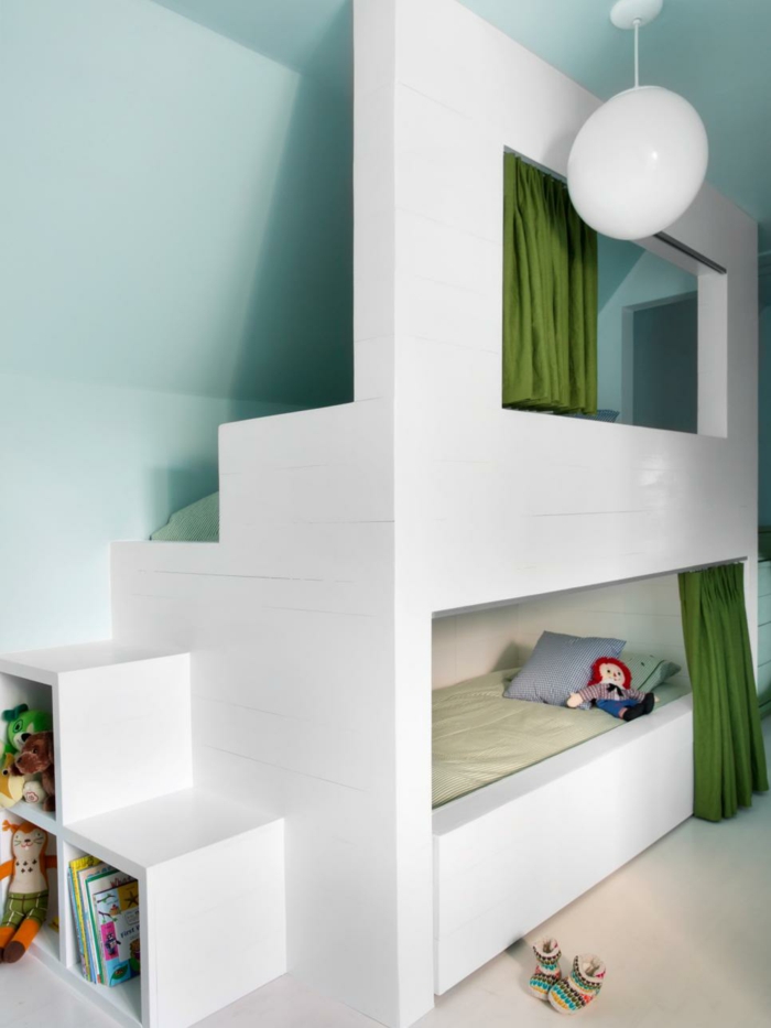Lasten huone, jossa on kalteva kerros kerrossänky, leluvihreä verhot