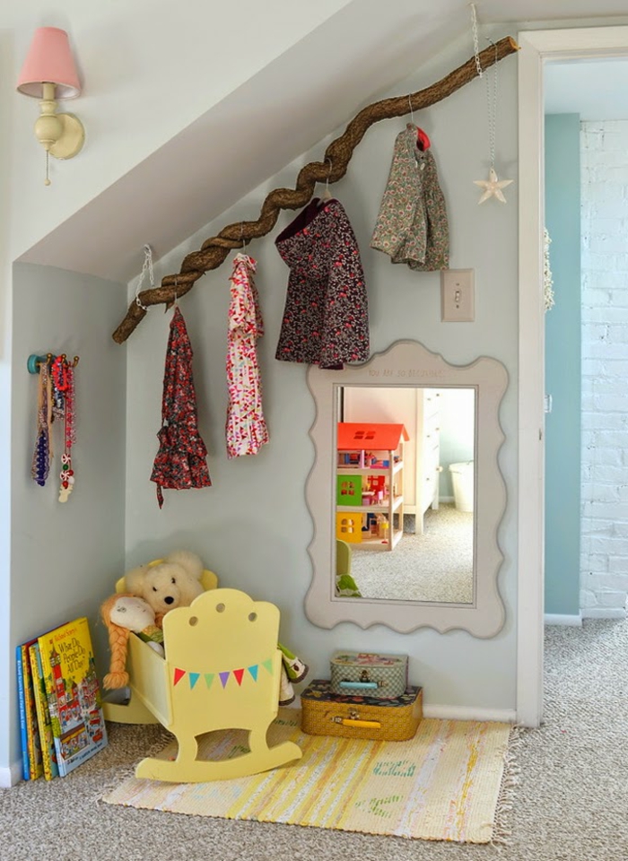 детска стая с наклонен покрив гардероб плаващо дърво естествени дървени якета люлеещо се легло пълнени животни