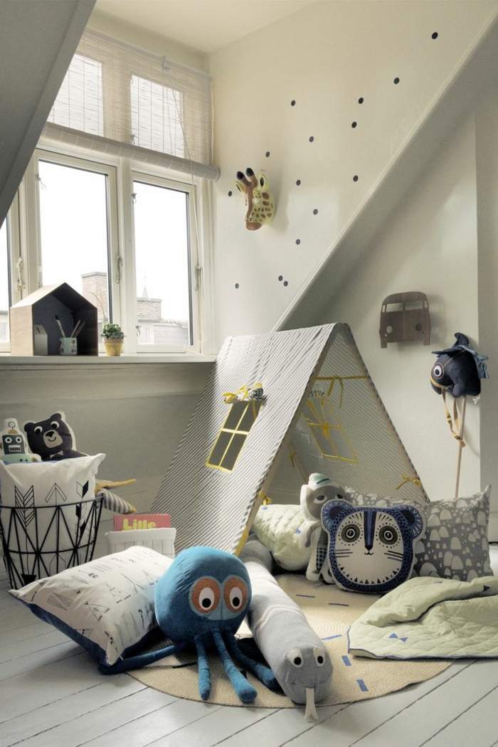 детска стая с наклонен таван пухкав ъгъл играе възглавници меки играчки