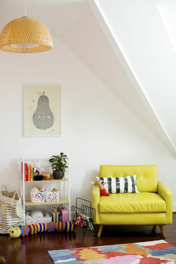 børns værelse med skrå læder stol gul-grøn skænk farverige børns tæppe