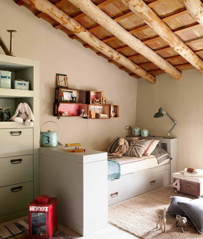 детска стая с наклонени тавани греди естествени дървени легла шкафове sisal килим възглавници