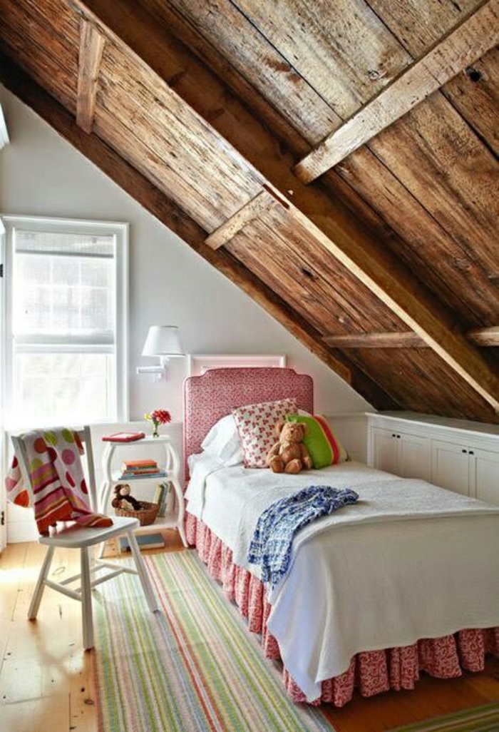 kambarys su nuolydžiu stogu, kaimiškas baldas dryžuotas kiliminė danga, kėdė, naktiniai staleliai