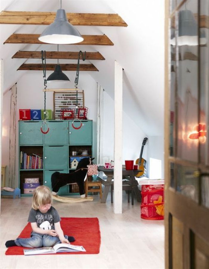 vaikų kambarys su nuolydžiais žaidimų paletėmis, vaikų atviros lubų sijos pakabos žibintai pramoniniai