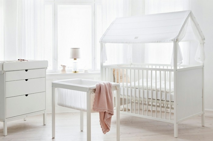 chambre d'enfant scandinave lit bébé blanc commode parquet brit