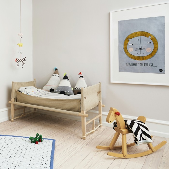 lastenhuone Scandinavian sisustus vauvan sänky puiset hevosen lattialaudat puuta