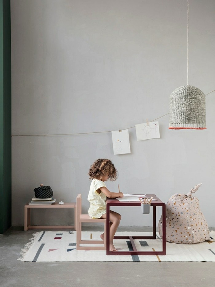 lastentarha-skandinaaviset huonekalut tytön huone pieni arkkitehti tuoli pöytä lasten matto riippuva lamppu