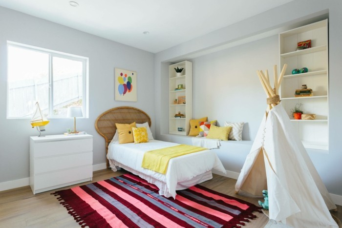 vaikų kambario skandinaviški vaikai, kilimėlis indianerzelt, sienos lentynos, drabužių lovelė