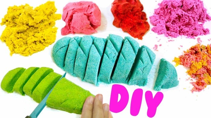 Kinetisk sand selv gør farverige farver med ideer til børn