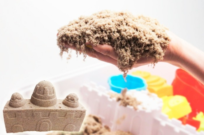 kineettinen hiekka itsessään tekee lasten leikkiä ideoita kotona