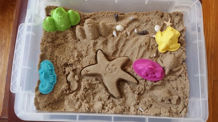 الرمال الحركية نفسها تجعل ألعاب الشاطئ البلاستيكية رمل