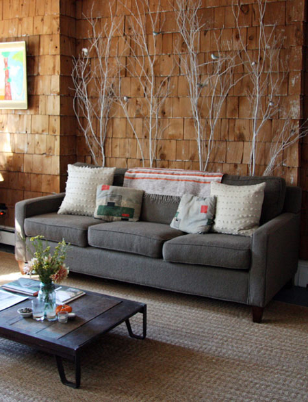 Třída interiérových dekorací větvičky pohovka kávový stolek koberec