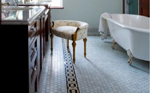 Klassisk udstyret badekar badeværelse gulv idé