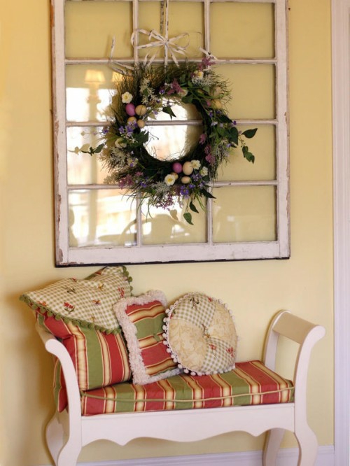 klasické lavice křeslo polštář okno dekor velikonoční