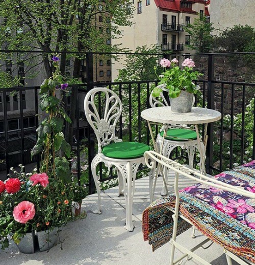 Klasicky pohodlné útulné balkónové židle stolní květiny hrnce