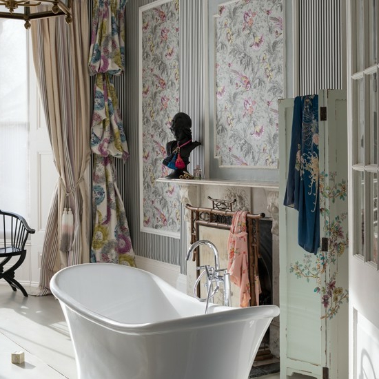 经典的现代浴缸浴帘过渡风格