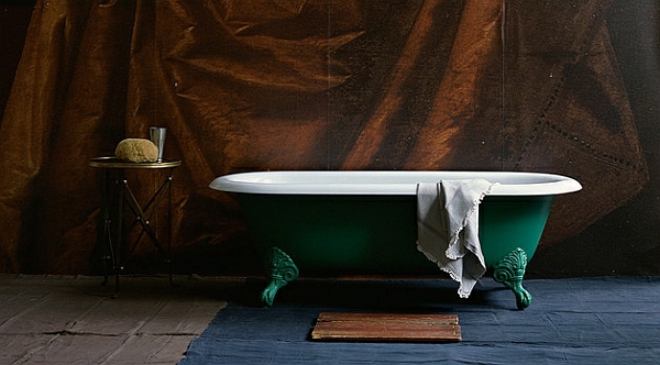 klassinen kylpyamme, jossa on rulla moderni kylpyhuone