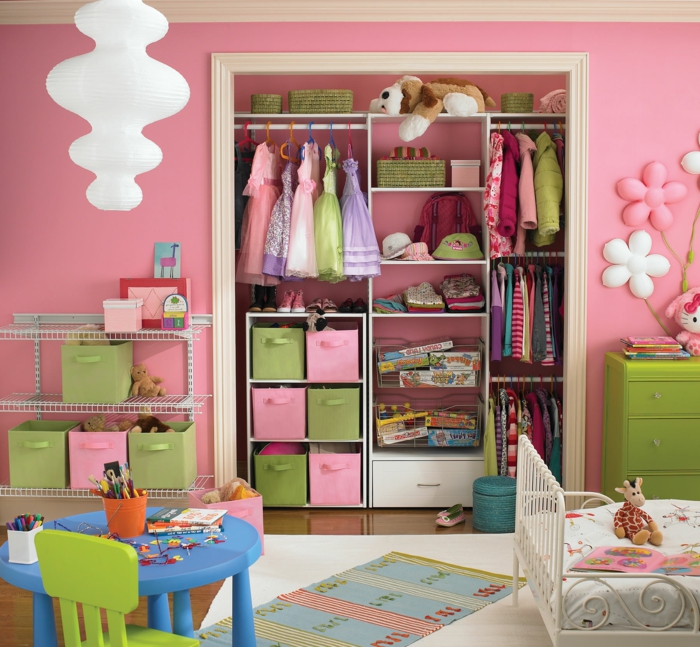 garderobe design åpen hylle system barnehage rosa vegger