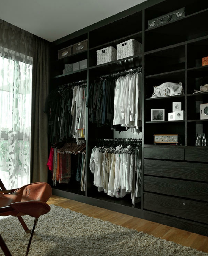 garderobe ontwerp zwart open beige tapijt
