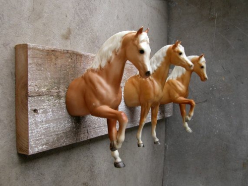 Dressmembers itse rakentaa putken puun oksat leluja hevosia