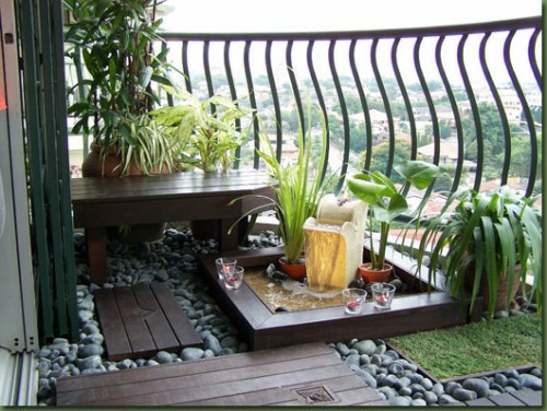 malý útulný state-of-the-art balkon dřevo tmavé mříže rostlinné druhy exotické