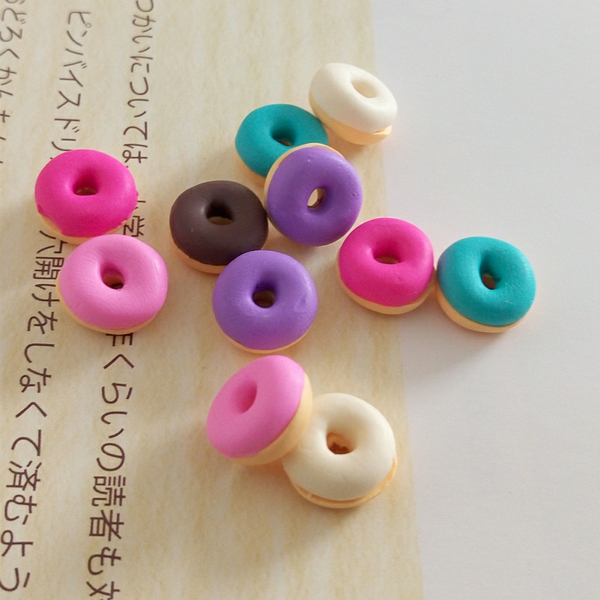 kleine donuts beeldjes sleutelen aan polymeerklei