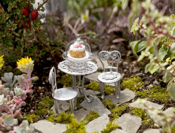malé zahrady vytvářejí zahradní stolky židle dort