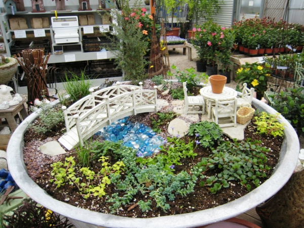 Kleine tuinen creëren miniatuur houten rondetafelstoelen