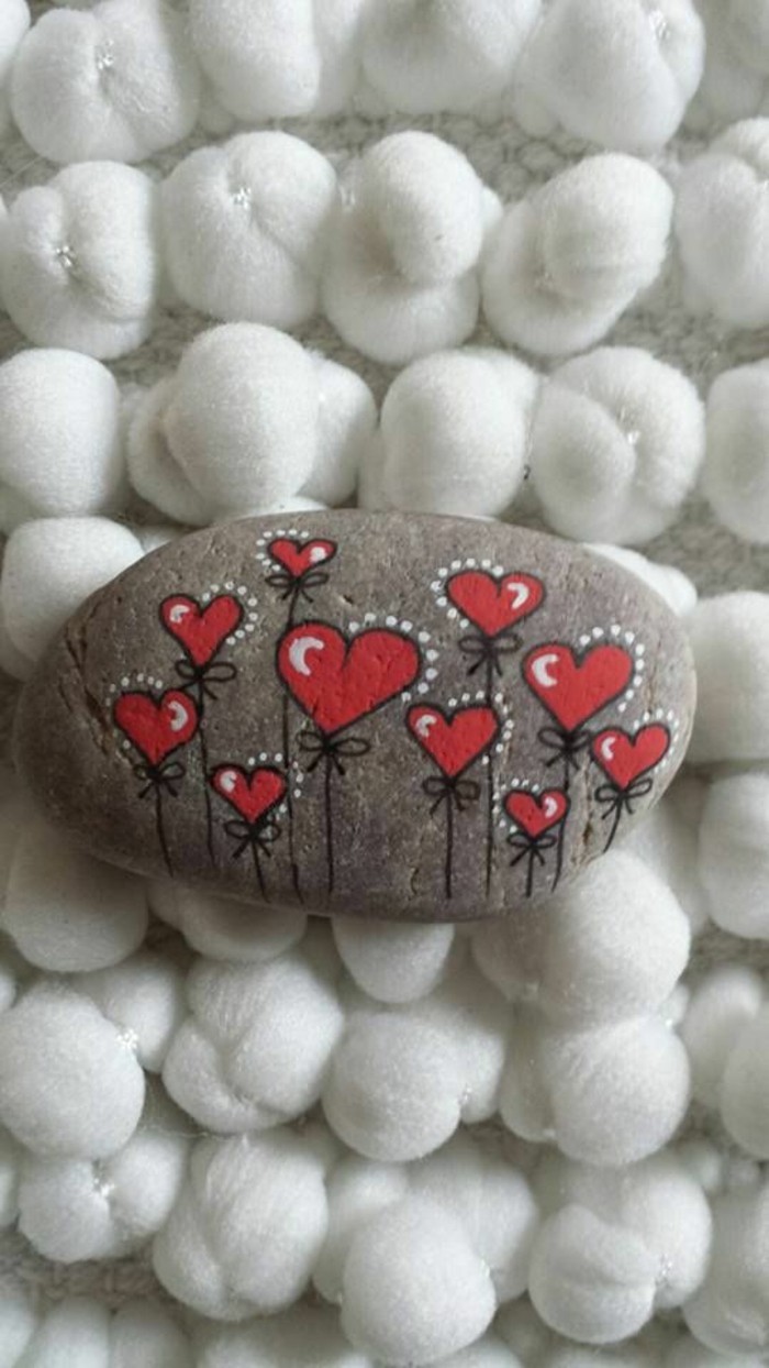 اللوحة قلوب صغيرة على الصخور