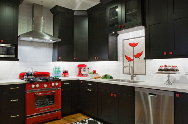 kuchyňský design červený otevřený černý kuchyňský nábytek