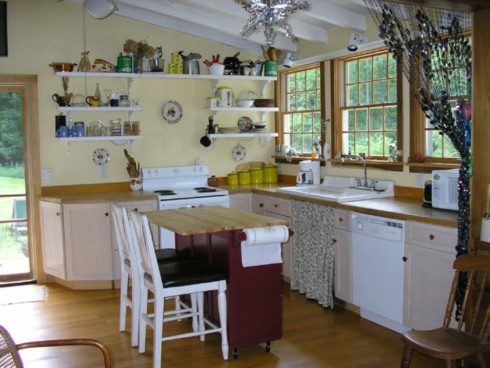 μικρές κουζίνες δημιουργήσει μικρό τραπέζι κουζίνας ανοιχτό κίτρινο χρώμα τοίχο ανοικτά ράφια