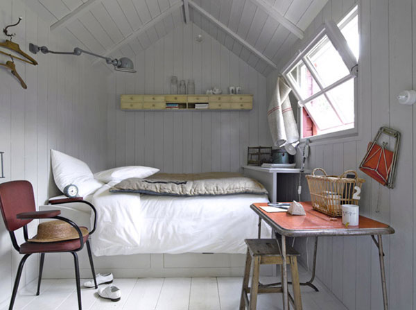 dormitorio pequeño cama alta aplique de pared de lujo