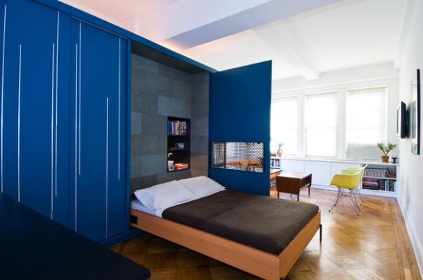 小卧室折叠床和钴蓝色衣柜