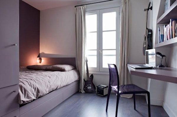 pequeño dormitorio creativo diseño púrpura matices silla transparente
