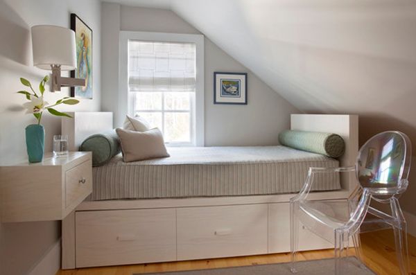 pequeñas habitaciones crean creativamente un montón de espacio debajo de la cama