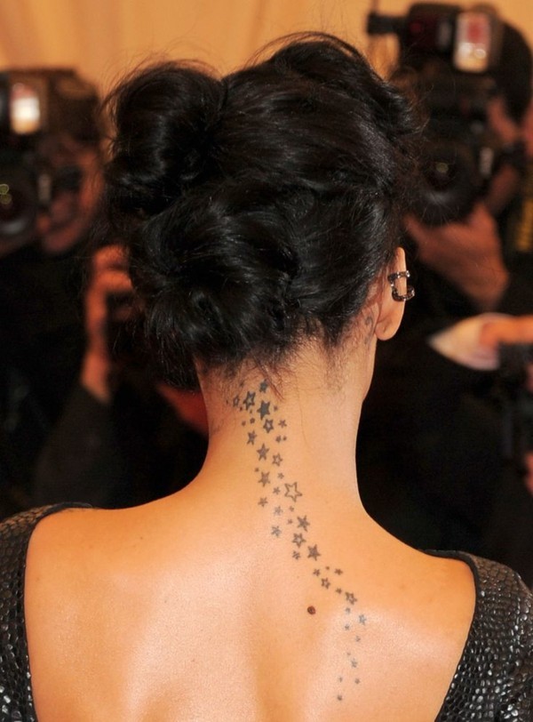 tatuiruotė maža žvaigždė tatuiruotė ant kaklo