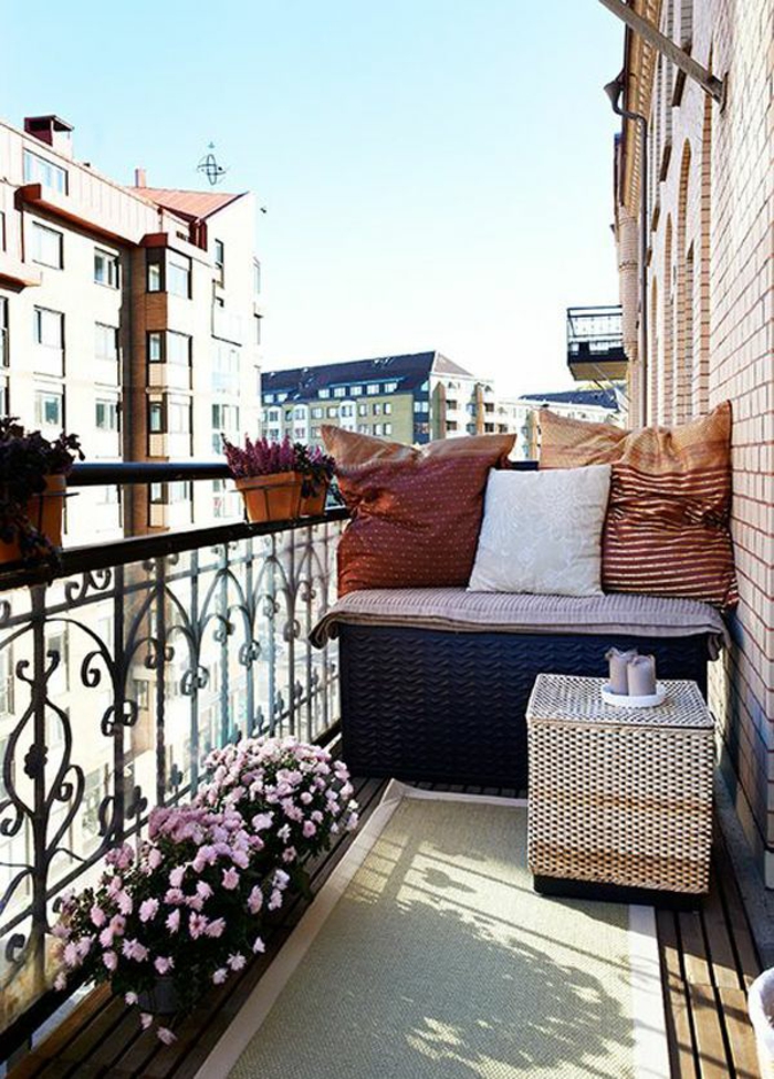 liten terrasse design tremøbler potteplanter sommer velvære oase