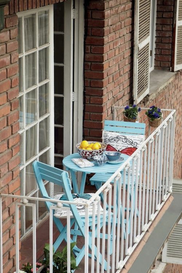 maža terasa, praktiškos sulankstomos baldų kėdės, jaukios oazės