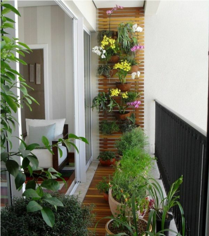 malá terasa tvar rustikální dřevěný nábytek květiny rostliny vertikální zahrada