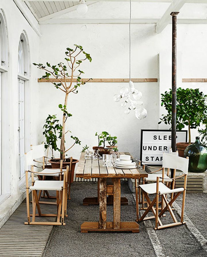 kleine patio vorm rustieke houten meubels potplanten
