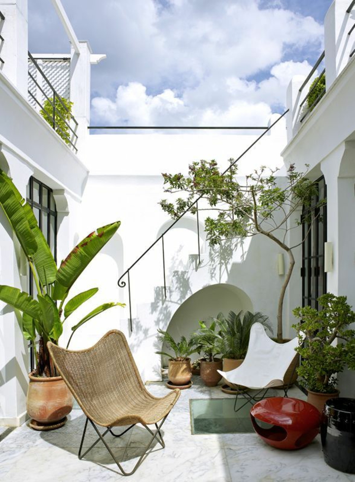maža terasa forma, kaimiškas rotango baldai, vazoninė žaluma, oazė, gerovė